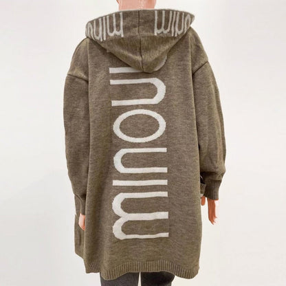 Lange Damen-Strickjacke mit Kapuze, Buchstabenmuster und großen aufgesetzten Taschen, Ansicht 4