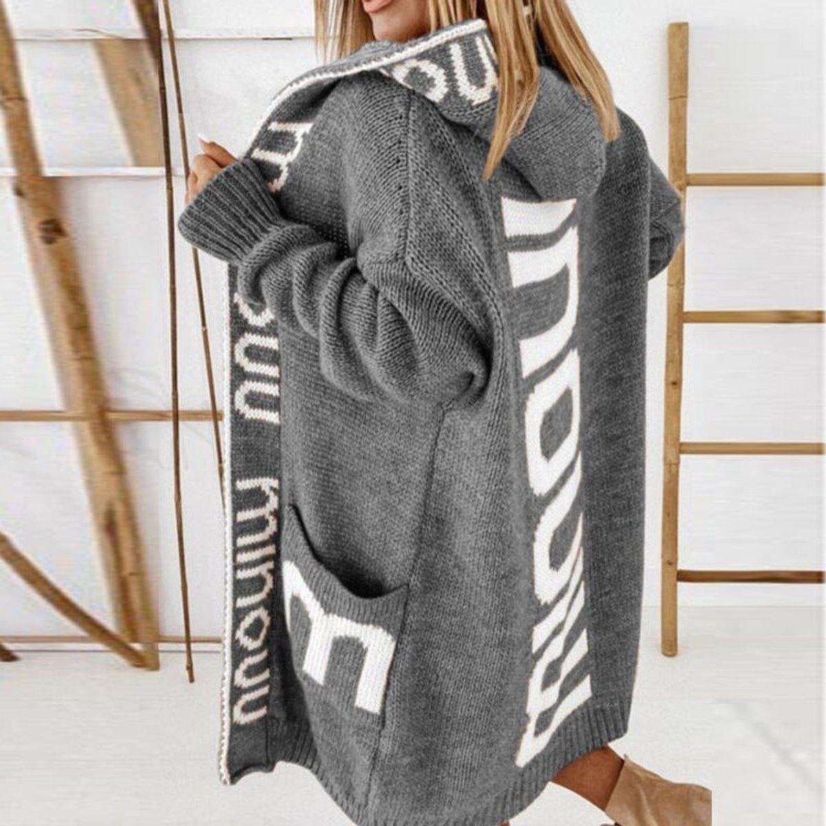 Lange Damen-Strickjacke mit Kapuze, Buchstabenmuster und großen aufgesetzten Taschen in Grau