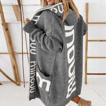 Lange Damen-Strickjacke mit Kapuze, Buchstabenmuster und großen aufgesetzten Taschen in Grau