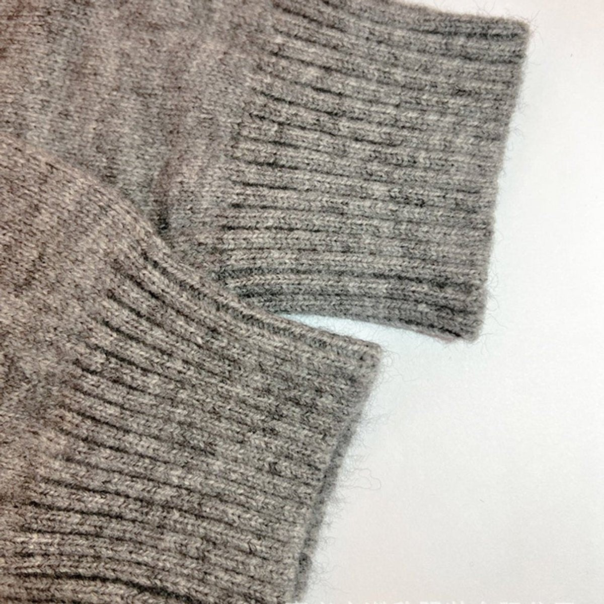 Lange Damen-Strickjacke mit Kapuze, Buchstabenmuster und großen aufgesetzten Taschen, Ansicht 5