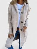 Lange Damen-Strickjacke mit Kapuze, Knopfleiste und tiefen Fronttaschen