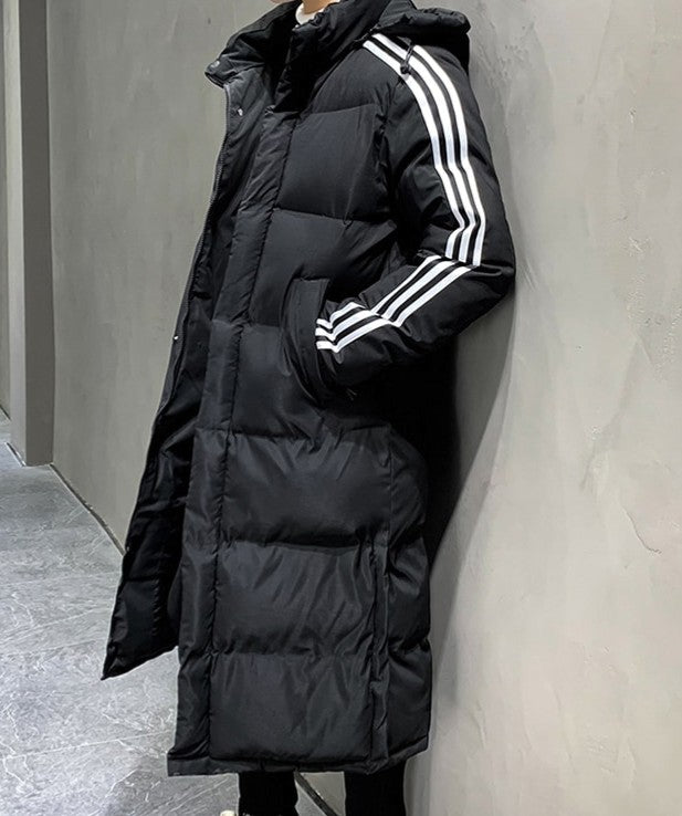 Lange Herren-Steppjacke mit fester Kapuze, Kontraststreifen und Vordertaschen für den Winter in Schwarz