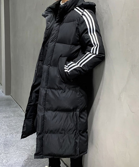 Lange Herren-Steppjacke mit fester Kapuze, Kontraststreifen und Vordertaschen für den Winter in Schwarz