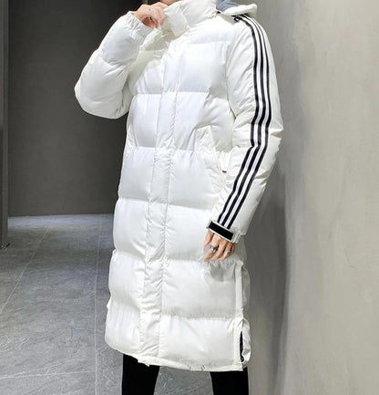 Lange Herren-Steppjacke mit fester Kapuze, Kontraststreifen und Vordertaschen für den Winter in Weiß
