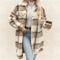 Lange karierte Damen-Hemdjacke aus Teddystoff mit Brusttaschen und Knopfleiste