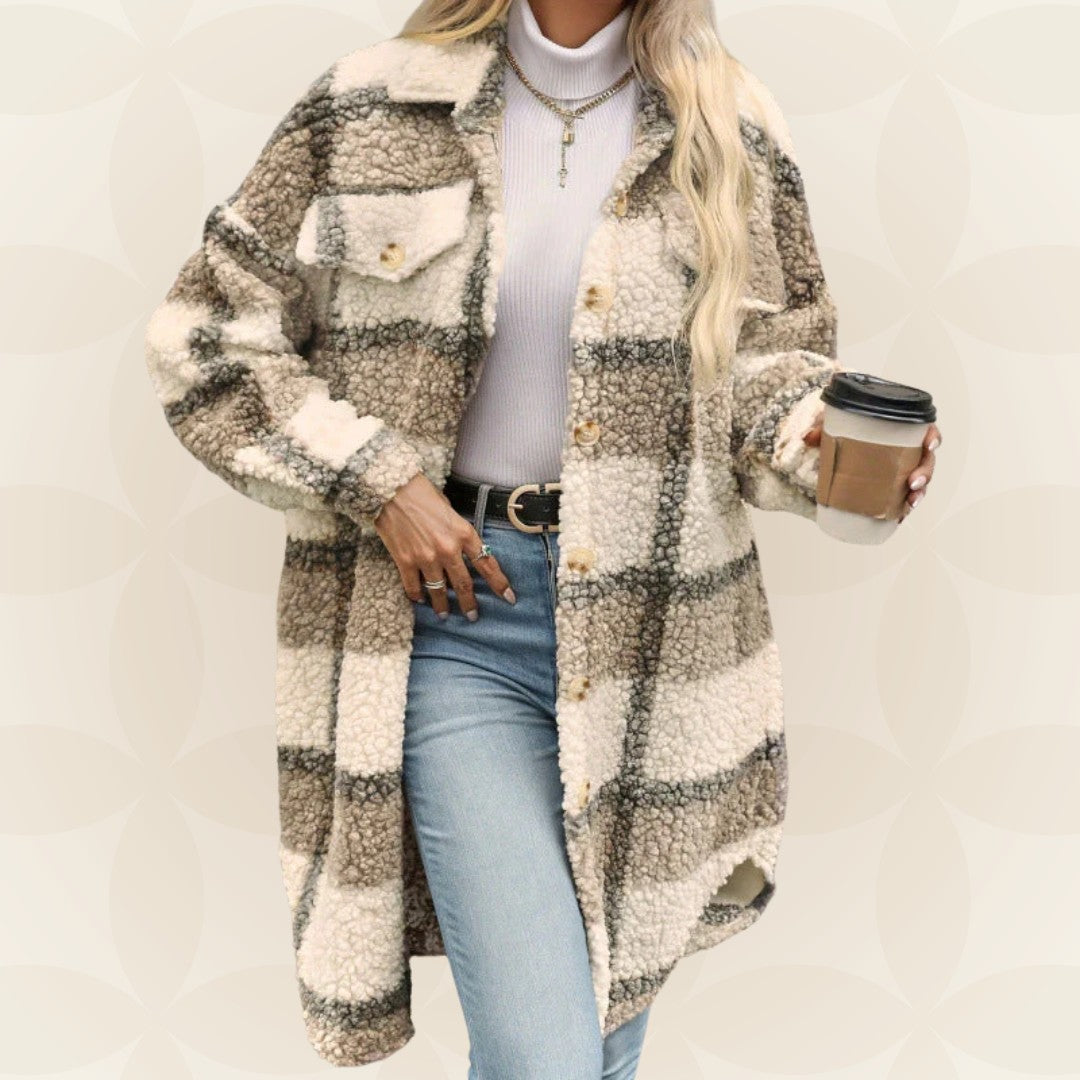 Lange karierte Damen-Hemdjacke aus Teddystoff mit Brusttaschen und Knopfleiste in Beige