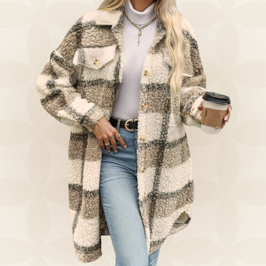 Lange karierte Damen-Hemdjacke aus Teddystoff mit Brusttaschen und Knopfleiste in Beige