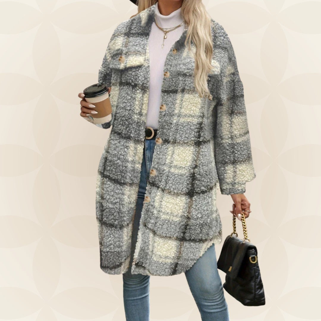 Lange karierte Damen-Hemdjacke aus Teddystoff mit Brusttaschen und Knopfleiste in Blau