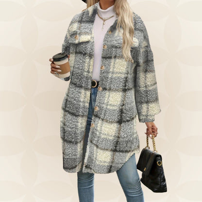 Lange karierte Damen-Hemdjacke aus Teddystoff mit Brusttaschen und Knopfleiste in Blau