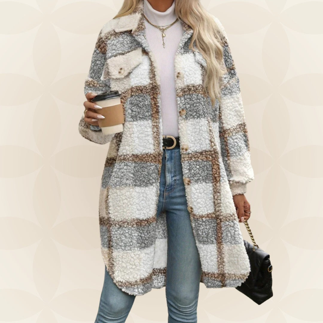 Lange karierte Damen-Hemdjacke aus Teddystoff mit Brusttaschen und Knopfleiste in Blau-Beige