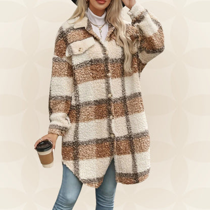 Lange karierte Damen-Hemdjacke aus Teddystoff mit Brusttaschen und Knopfleiste in Braun