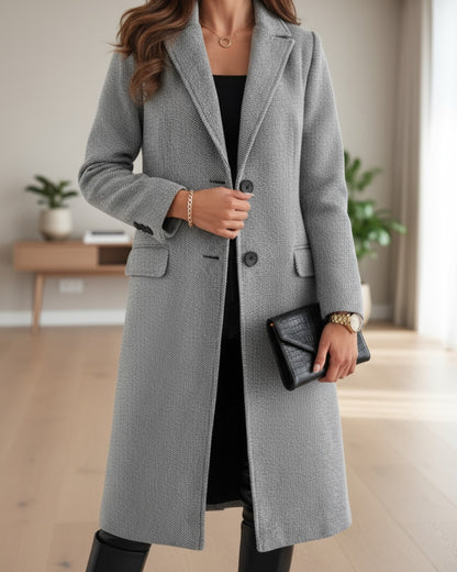 Langer Damen-Mantel mit Reverskragen, Pattentaschen und Zweiknopfverschluss für den Winter in Grau