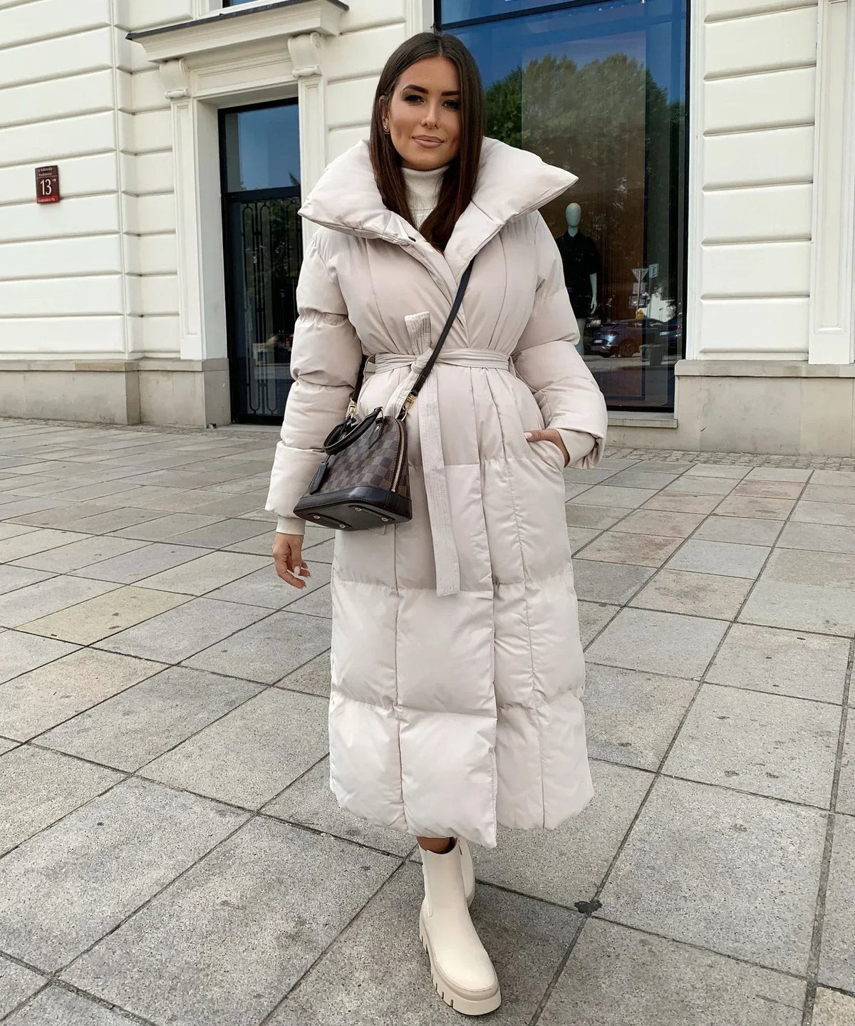 Langer Damen-Steppmantel mit verstellbarem Taillengürtel und hohem Kragen für den Winter in Beige