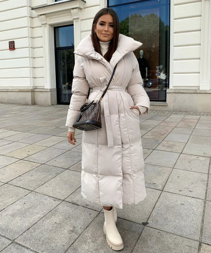 Langer Damen-Steppmantel mit verstellbarem Taillengürtel und hohem Kragen für den Winter in Beige