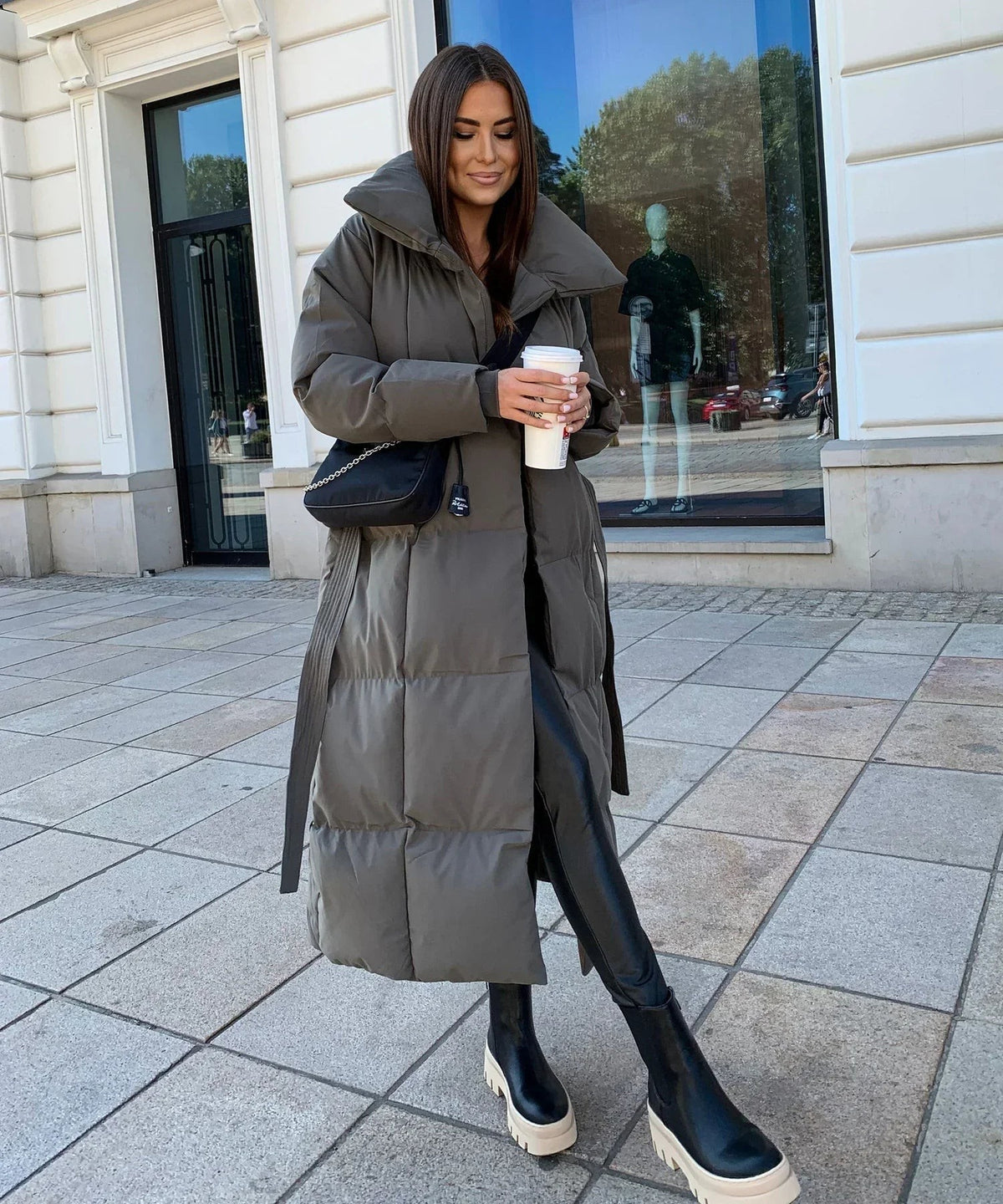 Langer Damen-Steppmantel mit verstellbarem Taillengürtel und hohem Kragen für den Winter in Grau