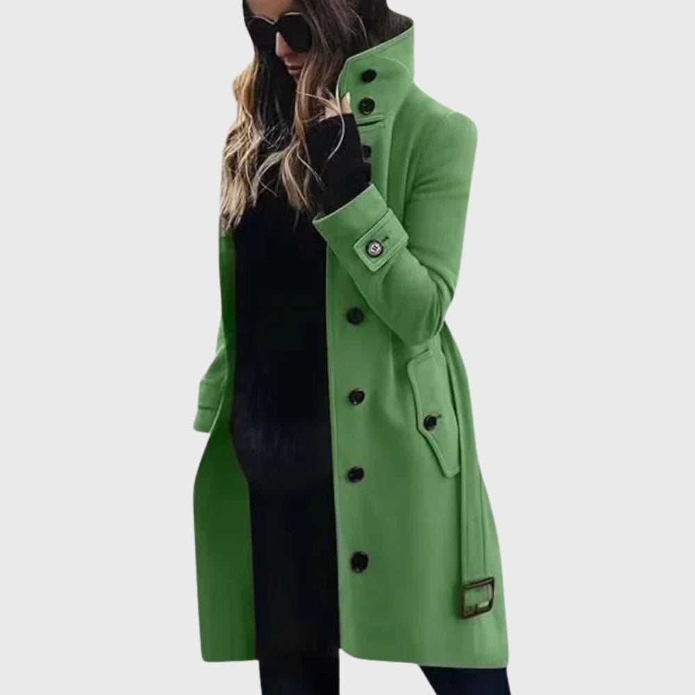 Langer Damen-Trenchcoat mit hohem Stehkragen, Knopfleiste, Ärmelriegeln und Gürtel in Grün