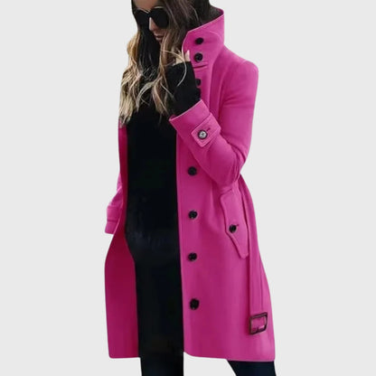 Langer Damen-Trenchcoat mit hohem Stehkragen, Knopfleiste, Ärmelriegeln und Gürtel in Dunkelpink