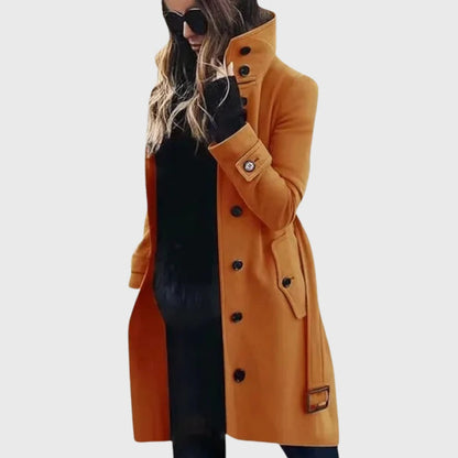 Langer Damen-Trenchcoat mit hohem Stehkragen, Knopfleiste, Ärmelriegeln und Gürtel in Orange