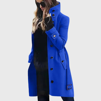 Langer Damen-Trenchcoat mit hohem Stehkragen, Knopfleiste, Ärmelriegeln und Gürtel in Blau
