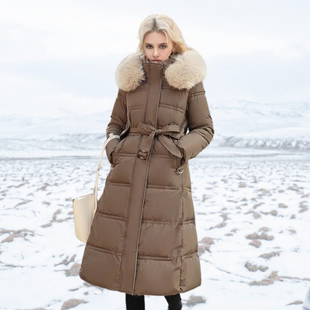Langer Damen-Winterparka mit Fellkapuze, Bindegürtel und wasserabweisender Oberfläche in Braun-Beige