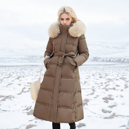 Langer Damen-Winterparka mit Fellkapuze, Bindegürtel und wasserabweisender Oberfläche in Braun-Beige