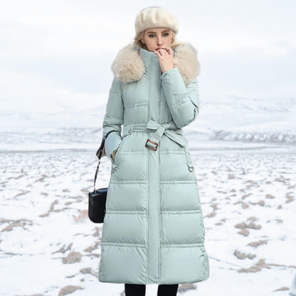 Langer Damen-Winterparka mit Fellkapuze, Bindegürtel und wasserabweisender Oberfläche in Blau-Weiß