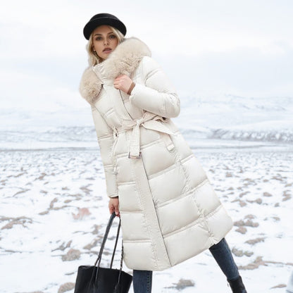 Langer Damen-Winterparka mit Fellkapuze, Bindegürtel und wasserabweisender Oberfläche in Weiß-Beige