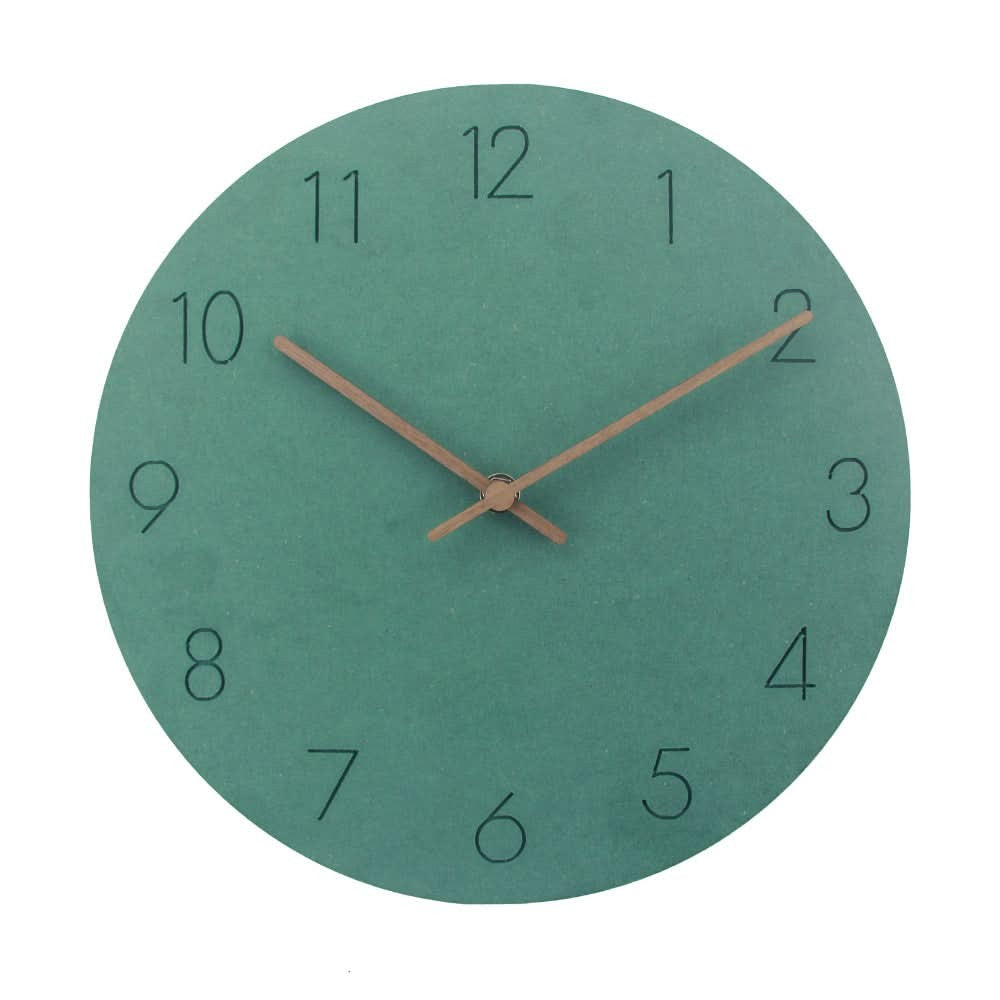 Lautlose Wanduhr aus MDF mit Zeigern aus Walnussholz im skandinavischen Design in Grün
