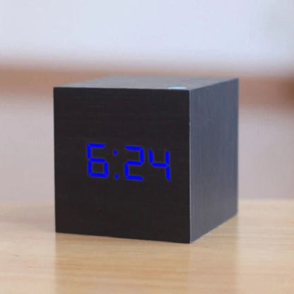 LED-Digitalwecker im Würfeldesign mit Temperaturanzeige, Datum und Nachtmodus, Betrieb per USB oder Batterie in Schwarz mit blauer Anzeige