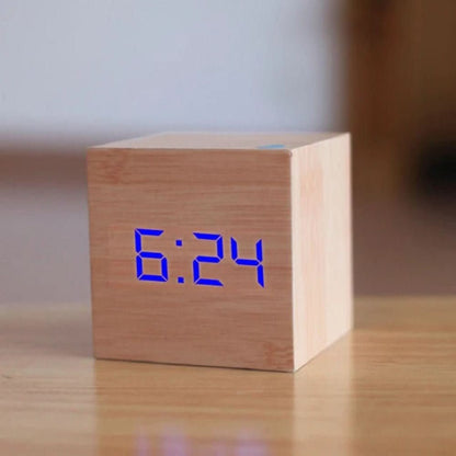 LED-Digitalwecker im Würfeldesign mit Temperaturanzeige, Datum und Nachtmodus, Betrieb per USB oder Batterie in Holzoptik mit blauer Anzeige