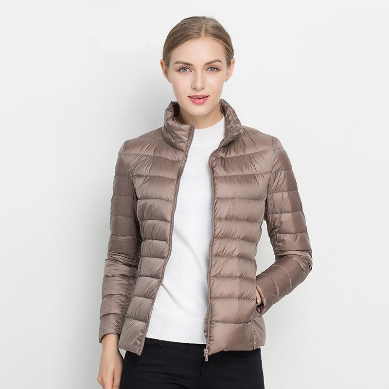 Leichte Damen-Daunenjacke mit Stehkragen, wasserabweisend und verstaubar in Beige