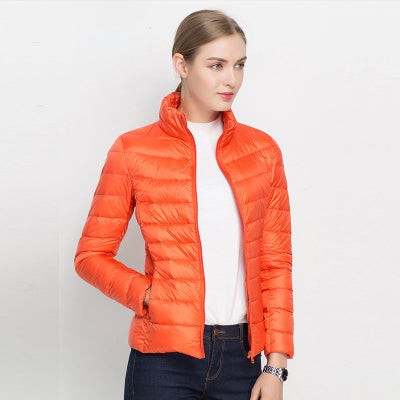 Leichte Damen-Daunenjacke mit Stehkragen, wasserabweisend und verstaubar in Orange