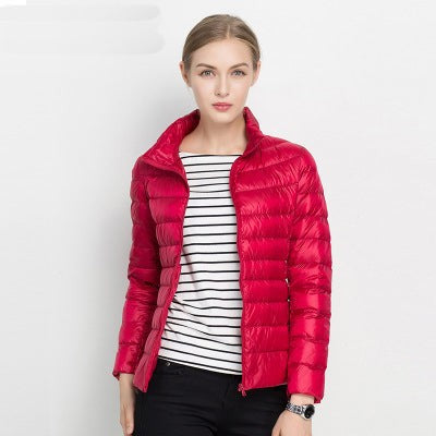 Leichte Damen-Daunenjacke mit Stehkragen, wasserabweisend und verstaubar in Rot