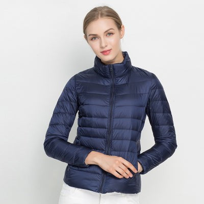Leichte Damen-Daunenjacke mit Stehkragen, wasserabweisend und verstaubar in Marineblau