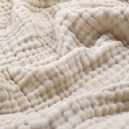 Leichte Musselin-Decke aus Baumwolle mit Knitterstruktur als Plaid für Sofa und Bett in Beige