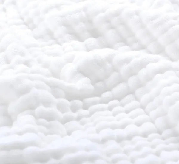 Leichte Musselin-Decke aus Baumwolle mit Knitterstruktur als Plaid für Sofa und Bett in Weiß
