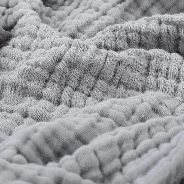 Leichte Musselin-Decke aus Baumwolle mit Knitterstruktur als Plaid für Sofa und Bett in Grau