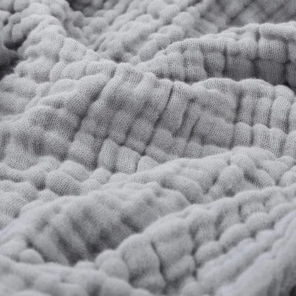 Leichte Musselin-Decke aus Baumwolle mit Knitterstruktur als Plaid für Sofa und Bett in Grau