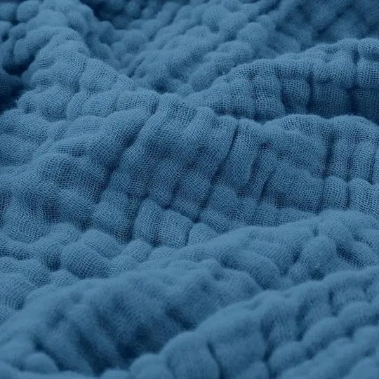 Leichte Musselin-Decke aus Baumwolle mit Knitterstruktur als Plaid für Sofa und Bett in Blau