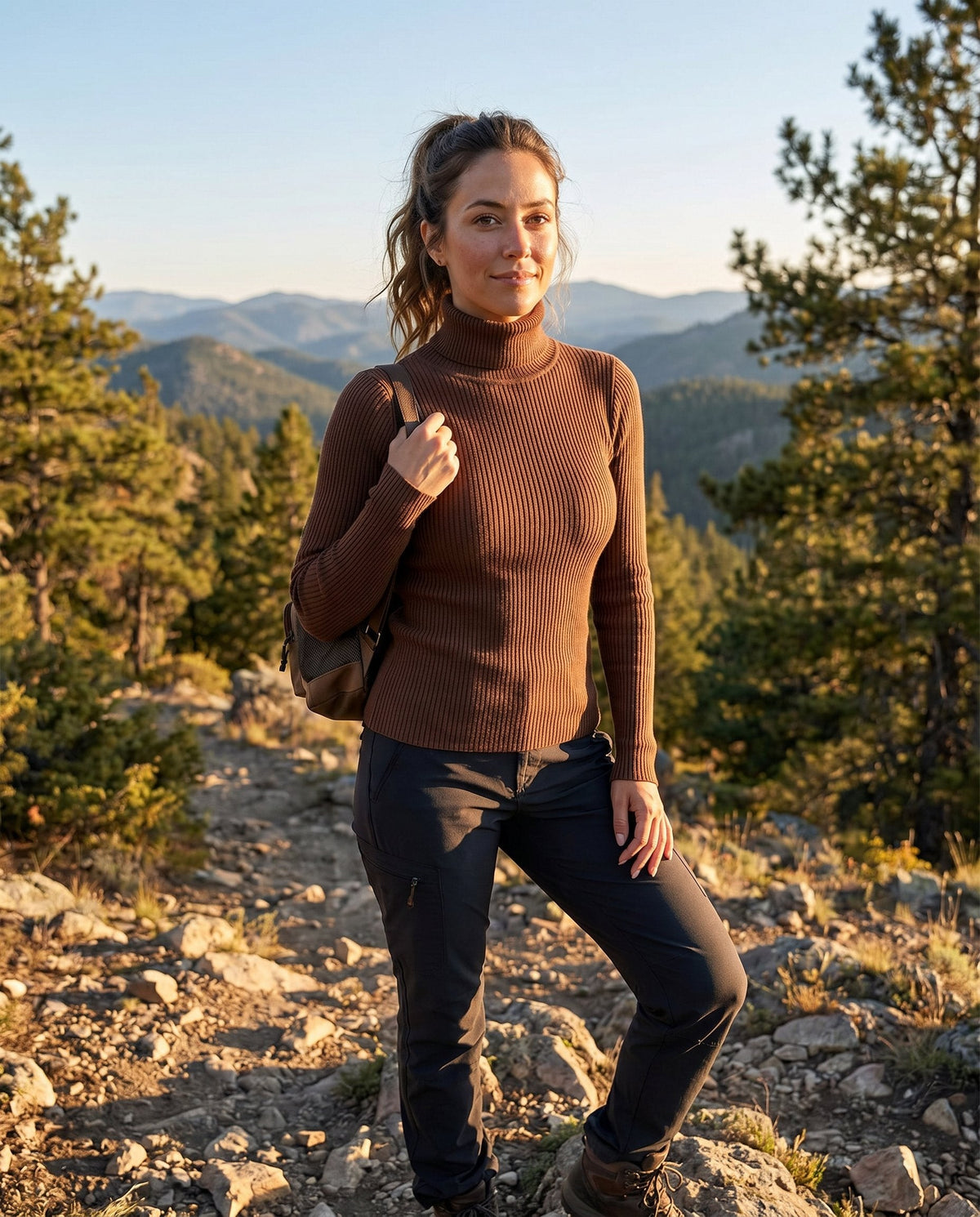 Leichter Damen-Rollkragenpullover aus Rippstrick mit schmaler Passform in Dunkelbraun