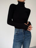 Leichter Damen-Rollkragenpullover aus Rippstrick mit schmaler Passform