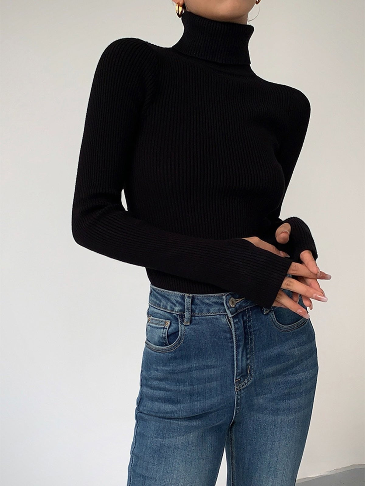 Leichter Damen-Rollkragenpullover aus Rippstrick mit schmaler Passform in Schwarz