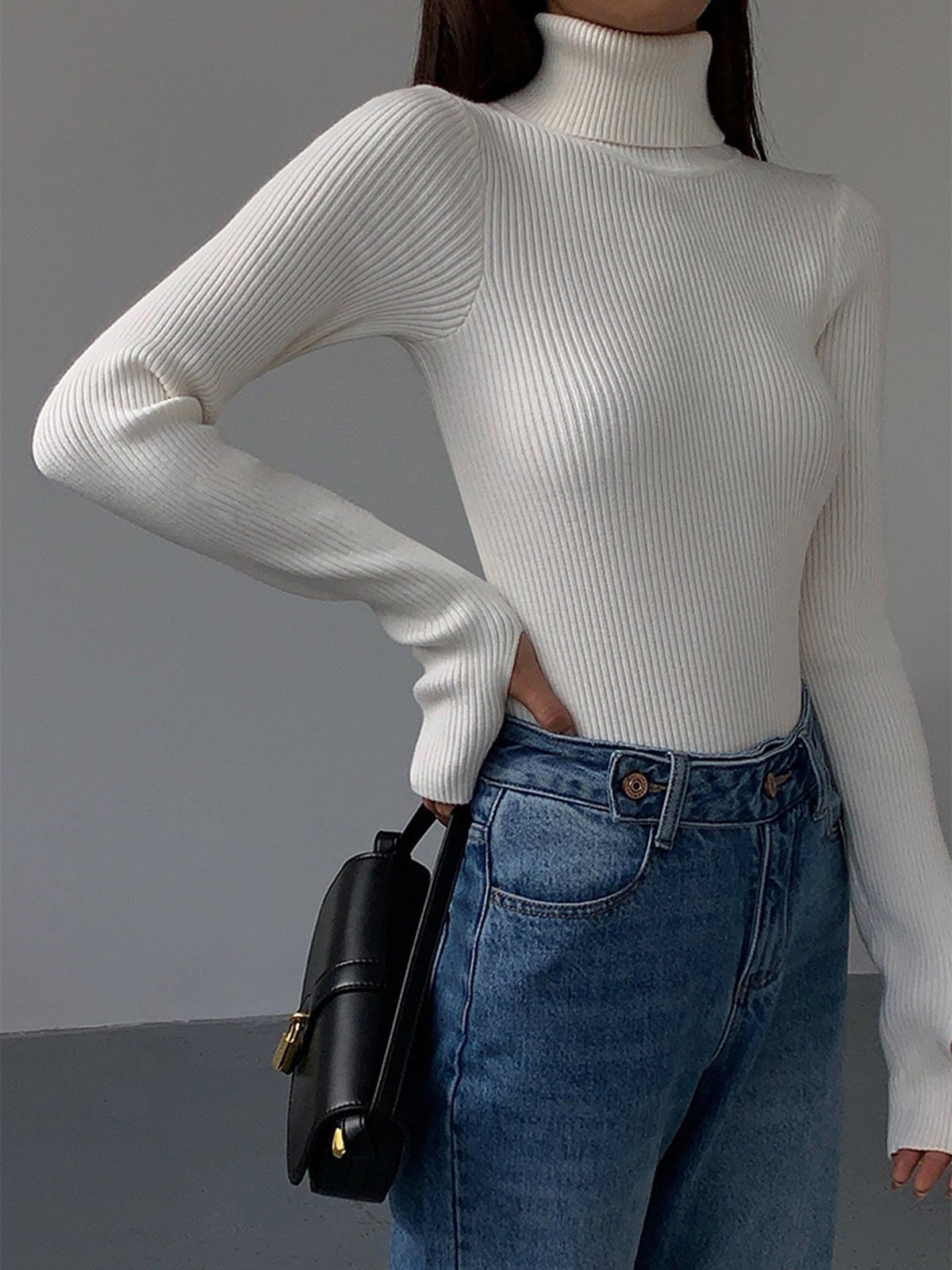 Leichter Damen-Rollkragenpullover aus Rippstrick mit schmaler Passform in Weiß
