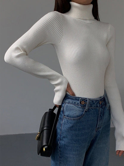 Leichter Damen-Rollkragenpullover aus Rippstrick mit schmaler Passform in Weiß