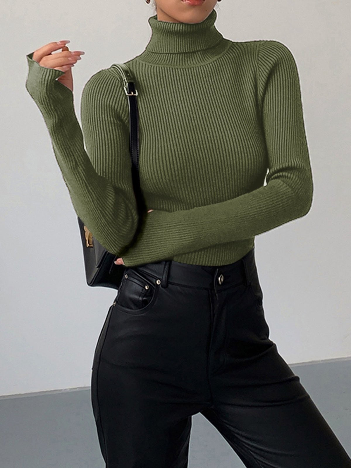 Leichter Damen-Rollkragenpullover aus Rippstrick mit schmaler Passform in Grün