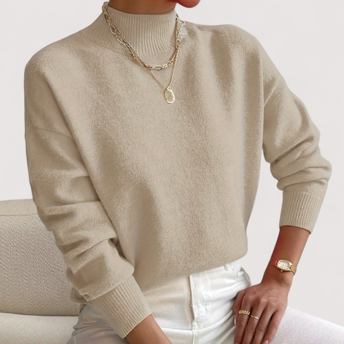 Lockerer Damen-Strickpullover mit Stehkragen, überschnittenen Schultern und Rippsaum in Beige