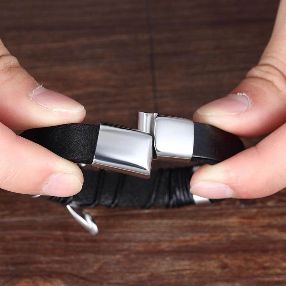 Mehrreihiges Herrenarmband aus geflochtenem Leder mit Magnetverschluss und Metallelementen, Ansicht 10