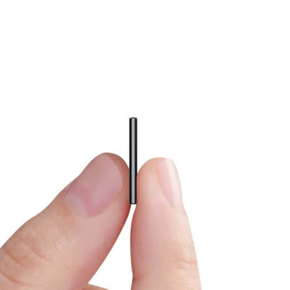 Flaches schwarzes Mini-Diktiergerät zwischen zwei Fingern