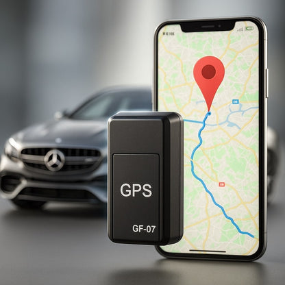 Schwarzer Mini GPS-Tracker vor einem Smartphone mit Kartenansicht