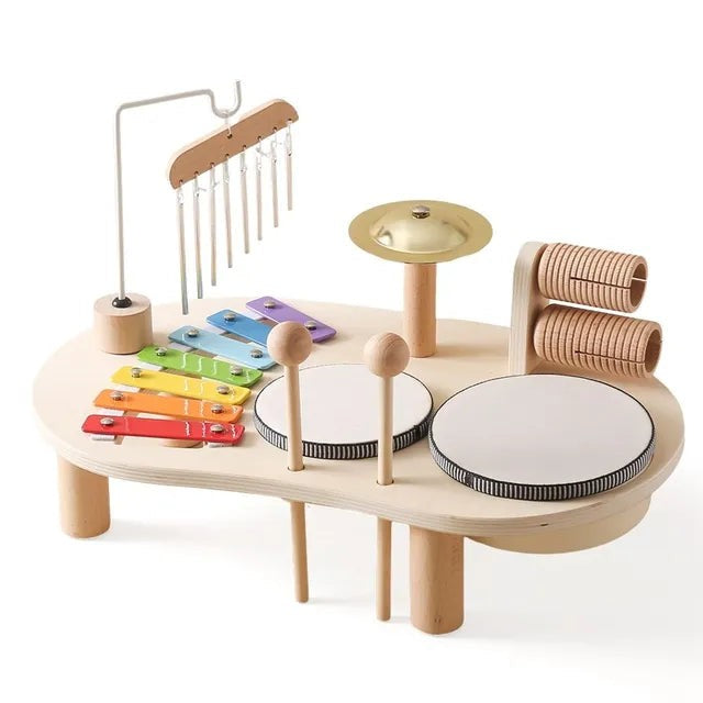 Musiktisch aus Holz mit buntem Xylophon, Trommeln, Becken und Windspiel